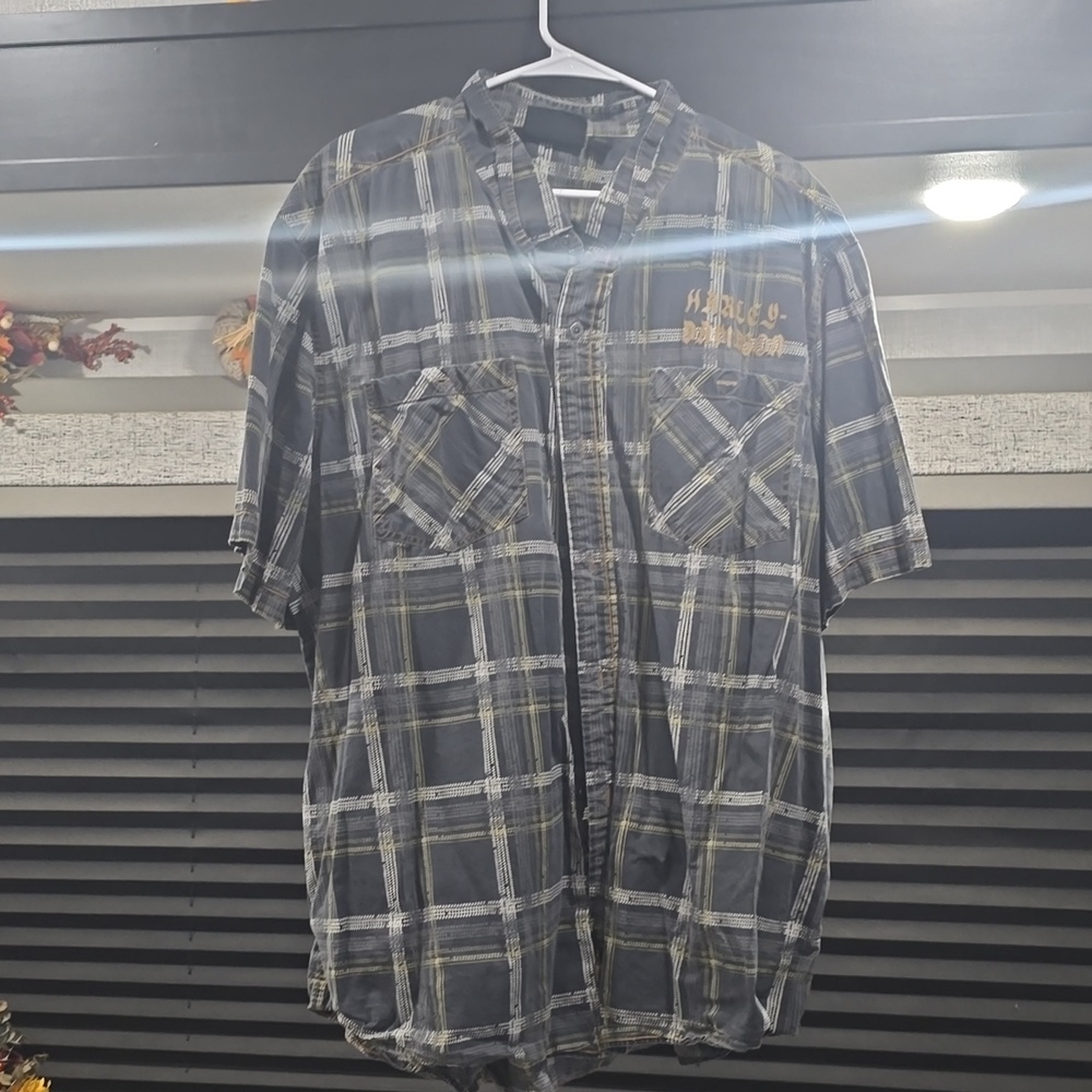 Short sleeve button up